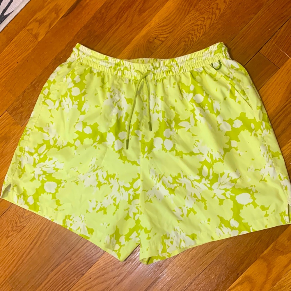 Outdoor Voices Solar Cool 5” Shorts in Hyper Green Floral M Medium Mesh Lined